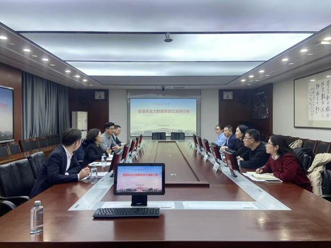 会议室里的人们 描述已自动生成